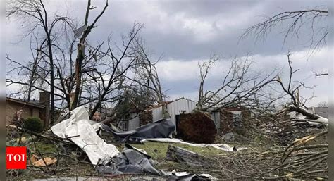 Tornadoes strike Arkansas, Illinois; 7 dead, dozens injured